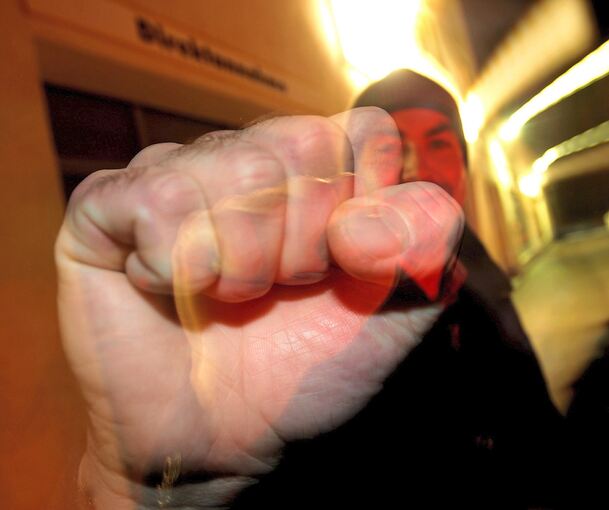 Ein Fahrgast war empört über den Ticketpreis im Bus in Vaihingen, dann schlug er zu. Ein Fahrgast war empört über den Ticketpreis im Bus in Vaihingen, dann schlug er zu.