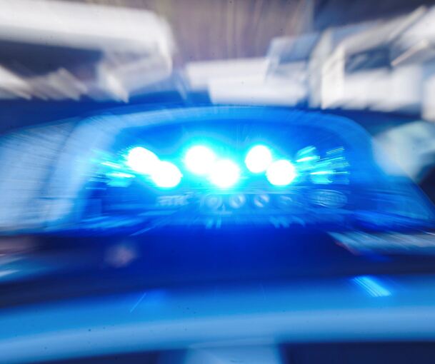 Das Blaulicht eines Polizeifahrzeugs leuchtet. Das Blaulicht eines Polizeifahrzeugs leuchtet.