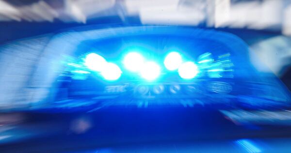 Das Blaulicht eines Polizeifahrzeugs leuchtet.