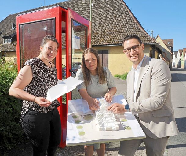 Viviane Paladino, Stefanie Thalhauser und Christoph Herre präsentieren ein Modell der sanierten Kelter.