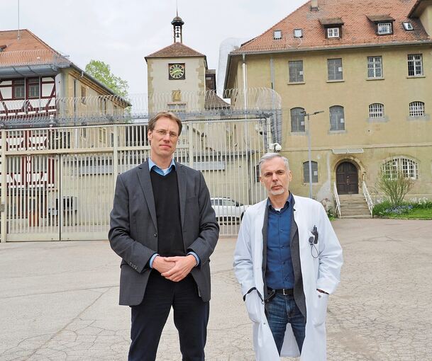 Der Vollzugsleiter des Justizvollzugskrankenhauses Eric Judeich (links) und der Ärztliche Direktor Robert Berov im Gefängnishof auf dem Hohenasperg. Gemeinsam leiten sie die Einrichtung.
