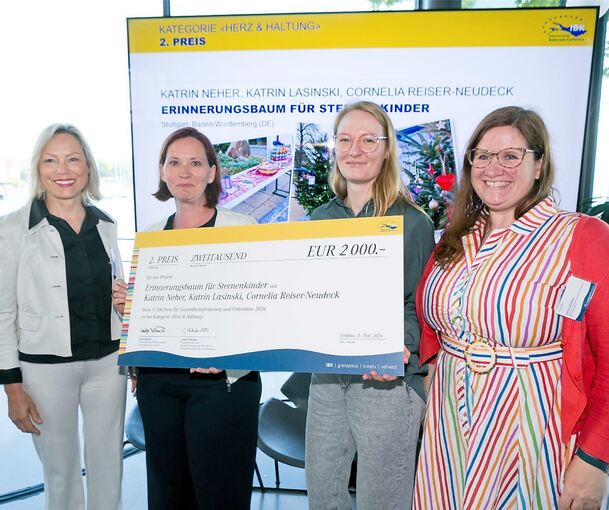 Katrin Lasinski (Zweite von links) und Katrin Neher (rechts daneben) bei der Preisverleihung mit der Jurypräsidentin Judith Hübscher (links) und Katja Schnell, der Vorsitzenden der IBK-Kommission Gesundheit und Soziales.