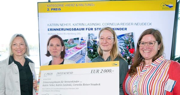 Katrin Lasinski (Zweite von links) und Katrin Neher (rechts daneben) bei der Preisverleihung mit der Jurypräsidentin Judith Hübscher (links) und Katja Schnell, der Vorsitzenden der IBK-Kommission Gesundheit und Soziales.