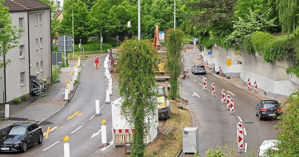 Die halbe Ortsdurchfahrt von Bietigheim ist eine Baustelle, an vielen Stellen geht es nur noch jeweils einspurig voran.
