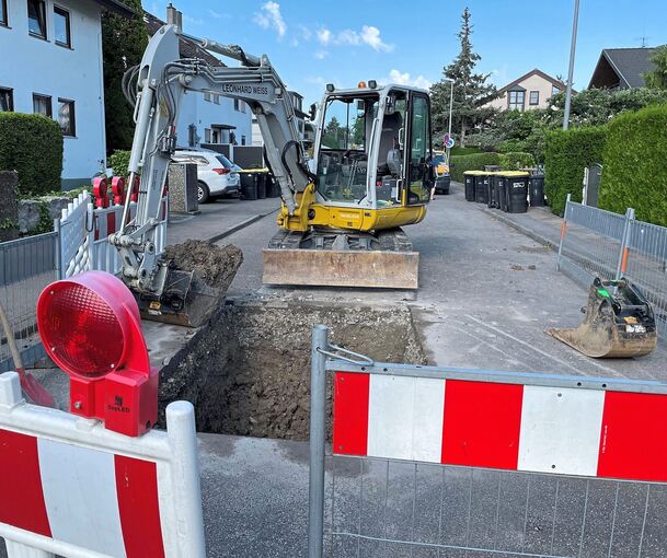 Bauarbeiter (außerhalb des Bildes) waren am Mittwoch mit Aufbaggern und Ursachensuche für die Entstehung des einst kleinen Lochs beschäftigt.