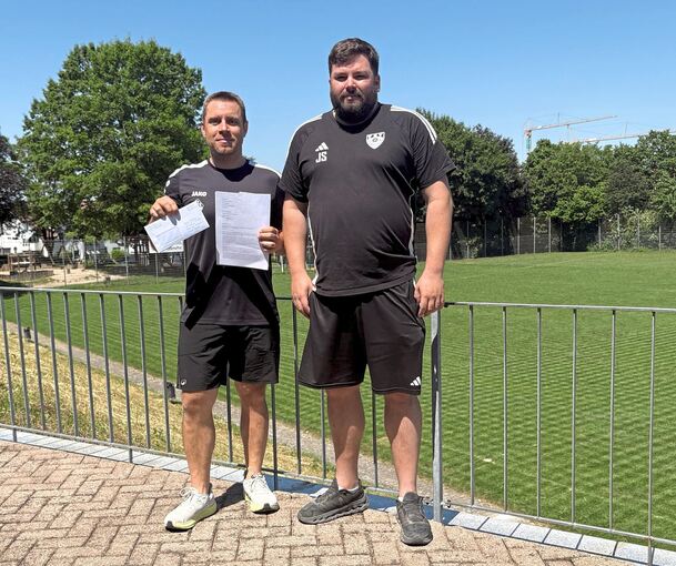 TSV-Vorsitzender Andreas Held (links) und Janek Held, Abteilungsleiter Fußball und Basketball, mit dem Brief an Fabian Gramling.