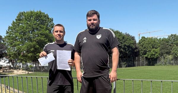 TSV-Vorsitzender Andreas Held (links) und Janek Held, Abteilungsleiter Fußball und Basketball, mit dem Brief an Fabian Gramling.