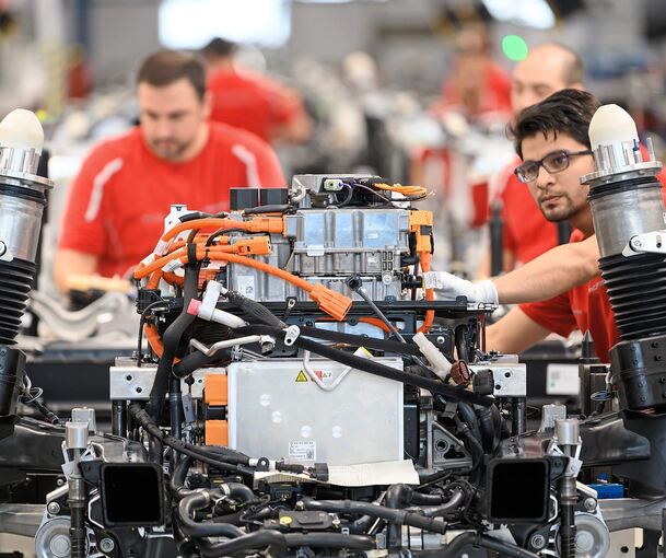 Können Modelle wie der E-Cayenne und der Taycan zu einem Rettungsanker für Porsche werden? Porsche-Mitarbeiter arbeiten an einem Taycan, dem ersten rein elektrischen Modell der Zuffenhausener.