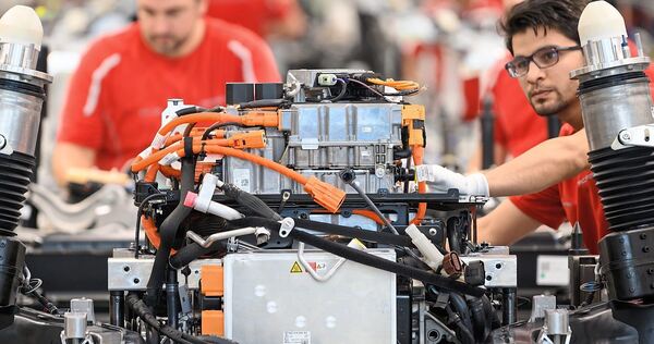 Können Modelle wie der E-Cayenne und der Taycan zu einem Rettungsanker für Porsche werden? Porsche-Mitarbeiter arbeiten an einem Taycan, dem ersten rein elektrischen Modell der Zuffenhausener.