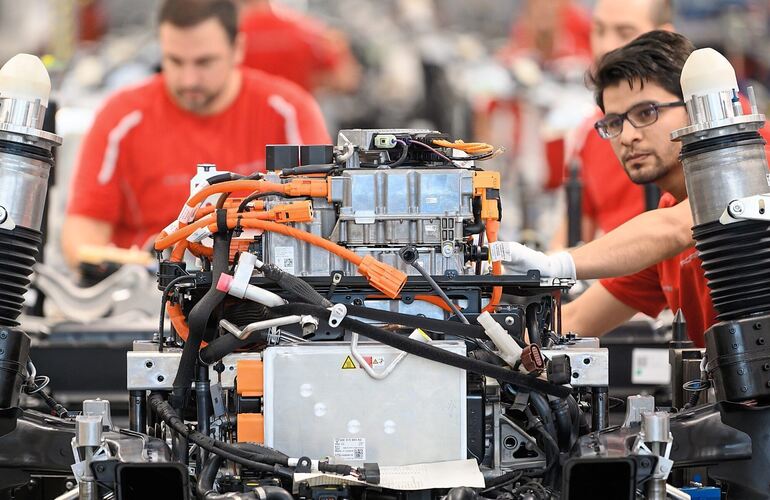Können Modelle wie der E-Cayenne und der Taycan zu einem Rettungsanker für Porsche werden? Porsche-Mitarbeiter arbeiten an einem Können Modelle wie der E-Cayenne und der Taycan zu einem Rettungsanker für Porsche werden? Porsche-Mitarbeiter arbeiten an einem Taycan, dem ersten rein elektrischen Modell der Zuffenhausener.