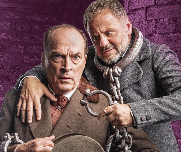 Präsentieren Charles Dickens‘ Klassiker „Die Weihnachtsgeschichte“ als „musikalisches Bühnenmärchen“: die TV- und Schauspielgrößen Samuel Finzi (rechts) und Herbert Knaup.