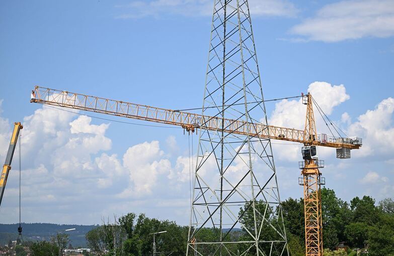 Stromschlag auf Baustelle – Kran kommt Oberleitung zu nah