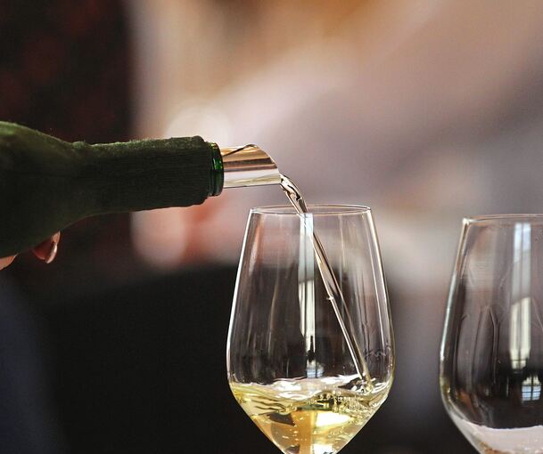 Jungwinzer schenken im Pop-Up-Store Wein aus. Foto: K. Hildenbrand/dpa Jungwinzer schenken im Pop-Up-Store Wein aus.