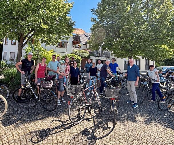Etwa 20 Teilnehmer haben bei der Radtour mitgemacht, die der Oßweiler Stadtteilausschuss organisiert. Mit von der Partie: Bürgermeister Sebastian Mannl (Vierter von links) hat sich den Fragen, der Kritik und den Anregungen angenommen.