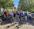 Etwa 20 Teilnehmer haben bei der Radtour mitgemacht, die der Oßweiler Stadtteilausschuss organisiert. Mit von der Partie: Bürgermeister Sebastian Mannl (Vierter von links) hat sich den Fragen, der Kritik und den Anregungen angenommen.