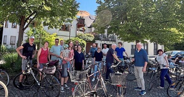 Etwa 20 Teilnehmer haben bei der Radtour mitgemacht, die der Oßweiler Stadtteilausschuss organisiert. Mit von der Partie: Bürgermeister Sebastian Mannl (Vierter von links) hat sich den Fragen, der Kritik und den Anregungen angenommen.