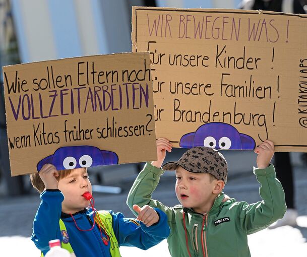 Zwei junge Teilnehmer des Aktionstages „Kita-Kollaps“: In den Städten und Gemeinden des Kreises werden gerade Einrichtungen geschlossen oder infrage gestellt.