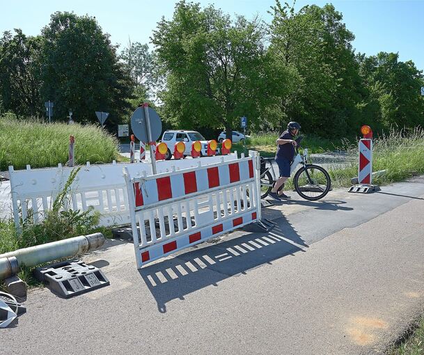 Freie Fahrt für die Radler: Die Absperrungen wurden auf die Seite geschoben. Am linken Bildrand sind die abgetrennten Rohrstücke zu sehen.