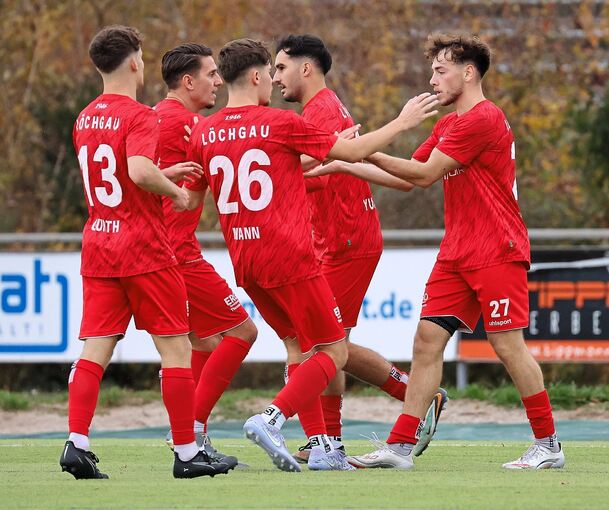 Haben die Hoffnung auf den Aufstieg trotz vieler Ausfälle nicht aufgegeben: Die Fußballer des FV Löchgau um Benjamin Hamann (r.).