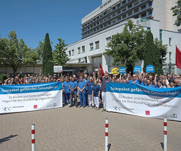 Mehr als 80 Menschen protestieren am Ludwigsburger Klinikum gegen das Sparpaket der Bundesregierung.