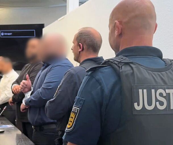 Seit Anfang Mai stehen die fünf Angeklagten vor dem Landgericht, der Justiz-Wachtmeister (weißes Hemd hinten) und seine mutmaßlichen Auftraggeber sind seit vergangenen Herbst inhaftiert.