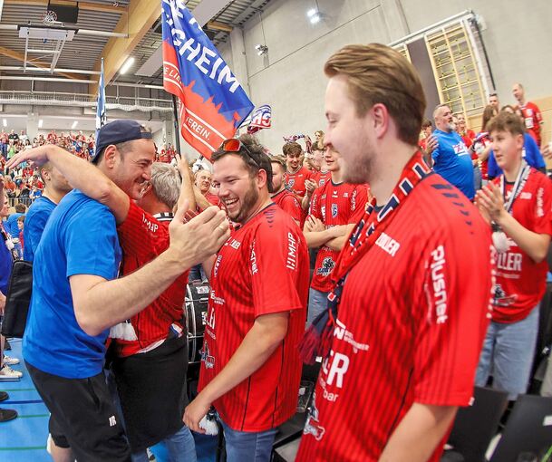 Aufstiegsfeier erster Teil: SG-Trainer Iker Romero (links in blau) vor zwei Wochen in beim Spiel gegen den HC Oppenweiler in Backang.