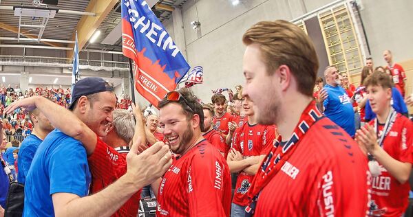 Aufstiegsfeier erster Teil: SG-Trainer Iker Romero (links in blau) vor zwei Wochen in beim Spiel gegen den HC Oppenweiler in Bac Aufstiegsfeier erster Teil: SG-Trainer Iker Romero (links in blau) vor zwei Wochen in beim Spiel gegen den HC Oppenweiler in Backang.