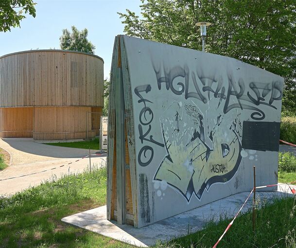Nicht nur der Jugendtreff (im Hintergrund), sondern auch eine Spraywand wurde mit S-21-Materialien gebaut