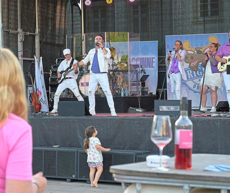 Gute Stimmung verbreitet die Band auf der Bühne. Gute Stimmung verbreitet die Band auf der Bühne.