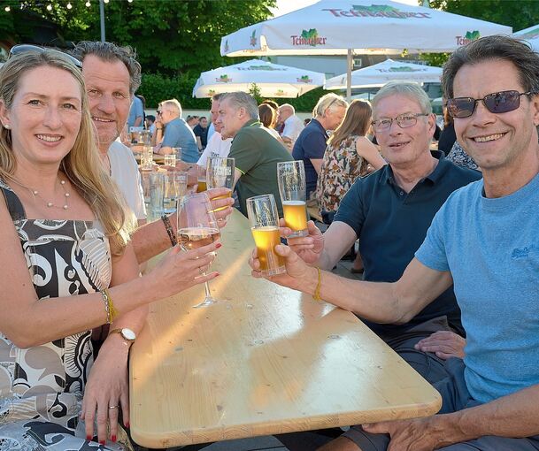 Laue Temperaturen haben viele Menschen zum Auftakt der Brautage auf den Rathaushof gebracht.