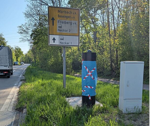Der stationäre Blitzer wurde auffällig abgeklebt. Wenige Meter dahinter stand im Gebüsch ein mobiles Gerät zur Geschwindigkeitsmessung.