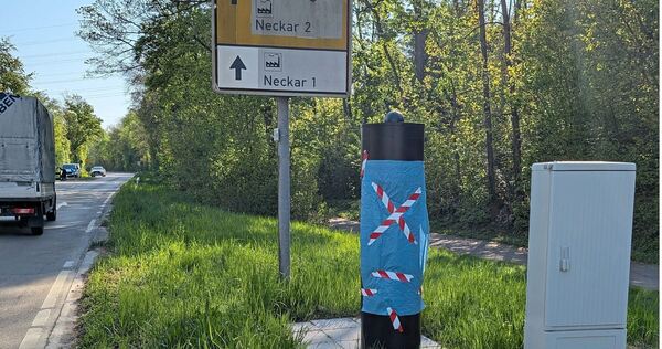 Der stationäre Blitzer wurde auffällig abgeklebt. Wenige Meter dahinter stand im Gebüsch ein mobiles Gerät zur Geschwindigkeitsmessung.