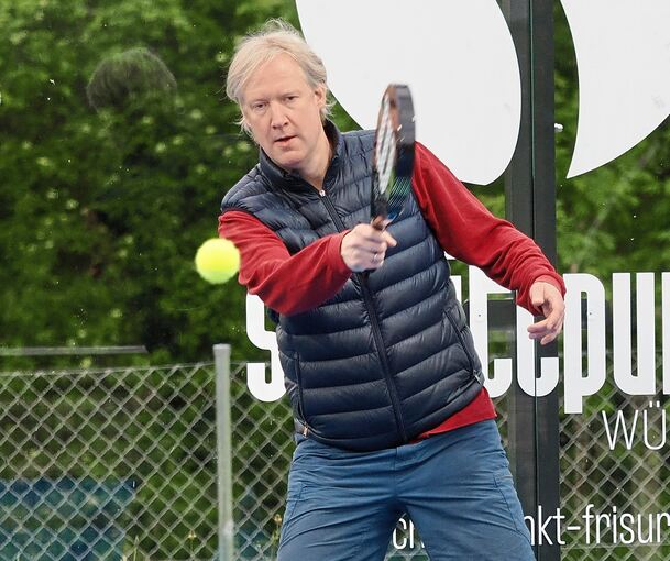 Wie Tennis – nur anders: LKZ-Redakteur Philipp Schneider auf der Anlage des SKV Eglosheim. Zwei Courts gibt es hier schon, ein dritter kommt nach den Pfingstferien hinzu.