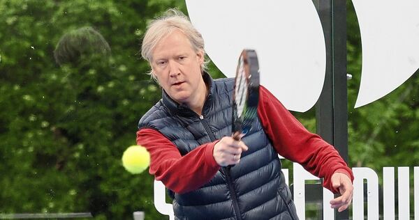 Wie Tennis – nur anders: LKZ-Redakteur Philipp Schneider auf der Anlage des SKV Eglosheim. Zwei Courts gibt es hier schon, ein dritter kommt nach den Pfingstferien hinzu.