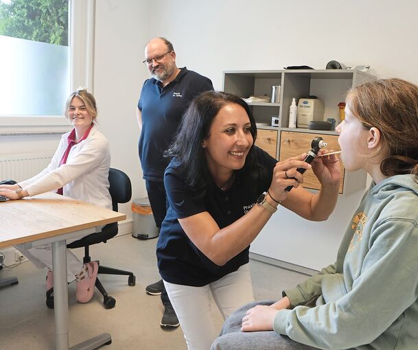 Dr. Patrick Delhey steht in seiner Praxis weniger im Vordergrund als früher. Er gibt Aufgaben ab – etwa an Veronika Preiß (links) und Heike Ecker, die hier „Patientin“ Hilda untersucht.