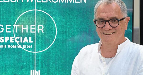 Interessante Einblicke in die Fußballwelt hat Roland Eitel am Donnerstagabend 150 Interessierten gegeben. Videos mit Jürgen Klinsmann wurden eingespielt.