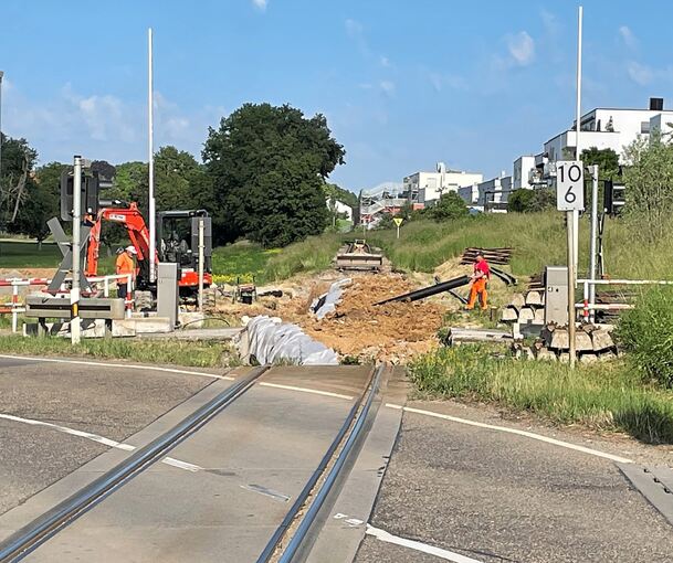 Auf Höhe des Bahnübergangs in der Schwieberdinger Straße beim Wohngebiet Hälde waren am Mittwoch Arbeiter an den Gleisen beschäf Auf Höhe des Bahnübergangs in der Schwieberdinger Straße beim Wohngebiet Hälde waren am Mittwoch Arbeiter an den Gleisen beschäftigt.