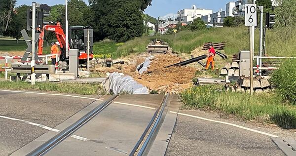 Auf Höhe des Bahnübergangs in der Schwieberdinger Straße beim Wohngebiet Hälde waren am Mittwoch Arbeiter an den Gleisen beschäftigt.