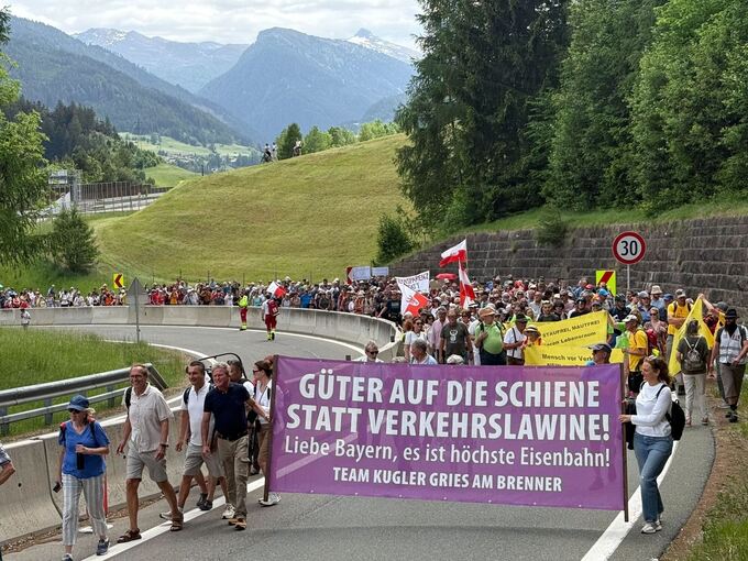 Demonstration und Totalsperre auf Brennerautobahn Demonstration und Totalsperre auf Brennerautobahn
