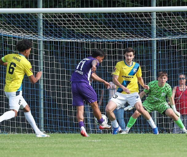 Torjäger Tasos Leonidos (2. von links) verkürzt gegen die Bissinger Leif Lochbrunner (rechts), Marko Andric (2. von rechts) und Kevin Ikpide auf 2:3.