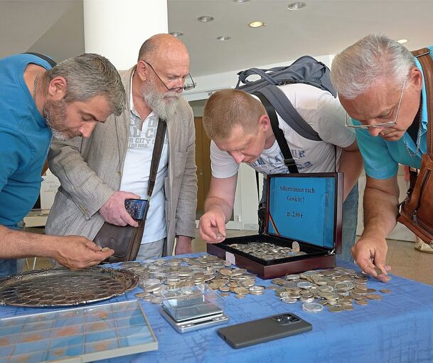Wer suchet, der findet. Für Sammler von Münzen, Geldnoten und auch historischer Medaillen ist der Besuch der Münzmesse im Forum ein Muss.