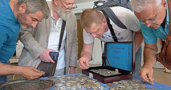 Wer suchet, der findet. Für Sammler von Münzen, Geldnoten und auch historischer Medaillen ist der Besuch der Münzmesse im Forum ein Muss.