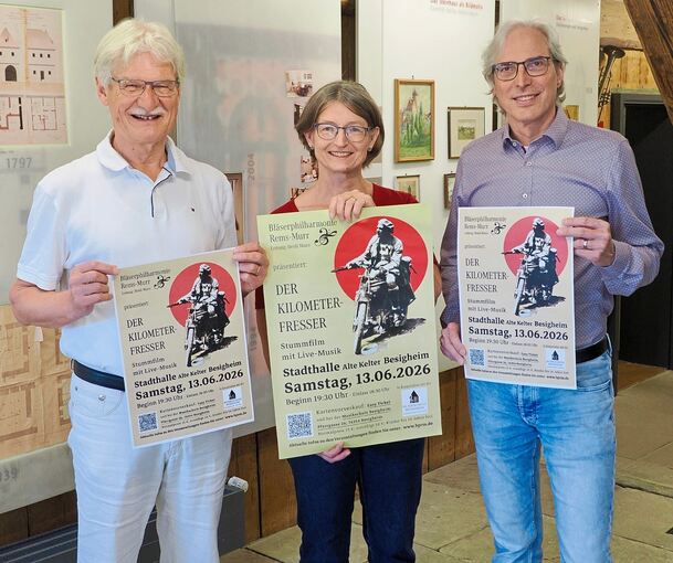 Hans-Peter Fischer, Heidi Maier und Roland Haug präsentieren das Plakat für das Stummfilm-Konzert in Besigheim.