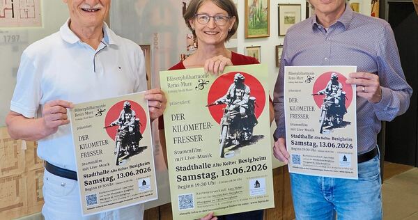 Hans-Peter Fischer, Heidi Maier und Roland Haug präsentieren das Plakat für das Stummfilm-Konzert in Besigheim.