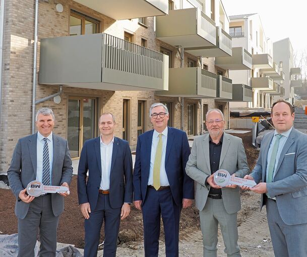 Geförderte Wohnungen im neuen Aldinger Wohnquartier Freiraum: An der Übergabe nehmen unter anderem Landrat Dietmar Allgaier (Mitte), Remsecks OB Dirk Schönberger (links) und BGW-Chef Andreas Veit (Zweiter von rechts) teil.