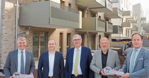 Geförderte Wohnungen im neuen Aldinger Wohnquartier Freiraum: An der Übergabe nehmen unter anderem Landrat Dietmar Allgaier (Mit Geförderte Wohnungen im neuen Aldinger Wohnquartier Freiraum: An der Übergabe nehmen unter anderem Landrat Dietmar Allgaier (Mitte), Remsecks OB Dirk Schönberger (links) und BGW-Chef Andreas Veit (Zweiter von rechts) teil.