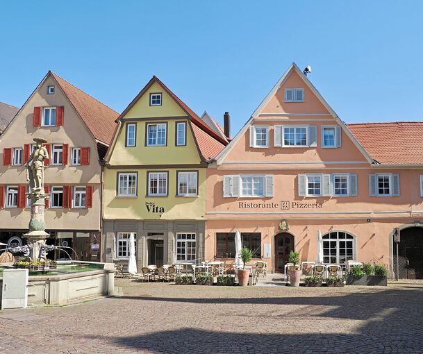 Recht frisch saniert präsentieren sich diese Gebäude am Bietigheimer Marktplatz.