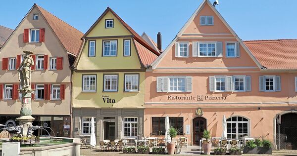 Recht frisch saniert präsentieren sich diese Gebäude am Bietigheimer Marktplatz. Recht frisch saniert präsentieren sich diese Gebäude am Bietigheimer Marktplatz.