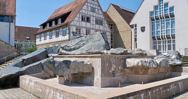 Er ist ortsbildprägend, wird aber wegen hoher Sanierungskosten trocken bleiben: der Schwieberdinger Rathausbrunnen.