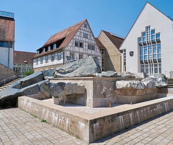 Trockengelegter Schwieberdinger Rathausbrunnen: Die Sanierungskosten sind derzeit zu hoch, um daran etwas zu ändern.
